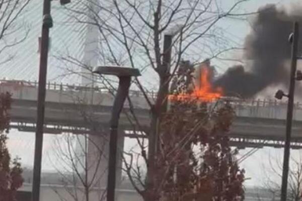 Bukti požar na Gazeli, saobraćaj obustavljen: Totalni kolaps na najprometnijem mostu, dim kulja na sve strane