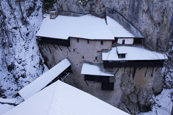 Ovaj manastir u Srbiji posećuju i muslimani: Poznat je po isceliteljskim čudima, nalazi se uz samu liticu (FOTO)