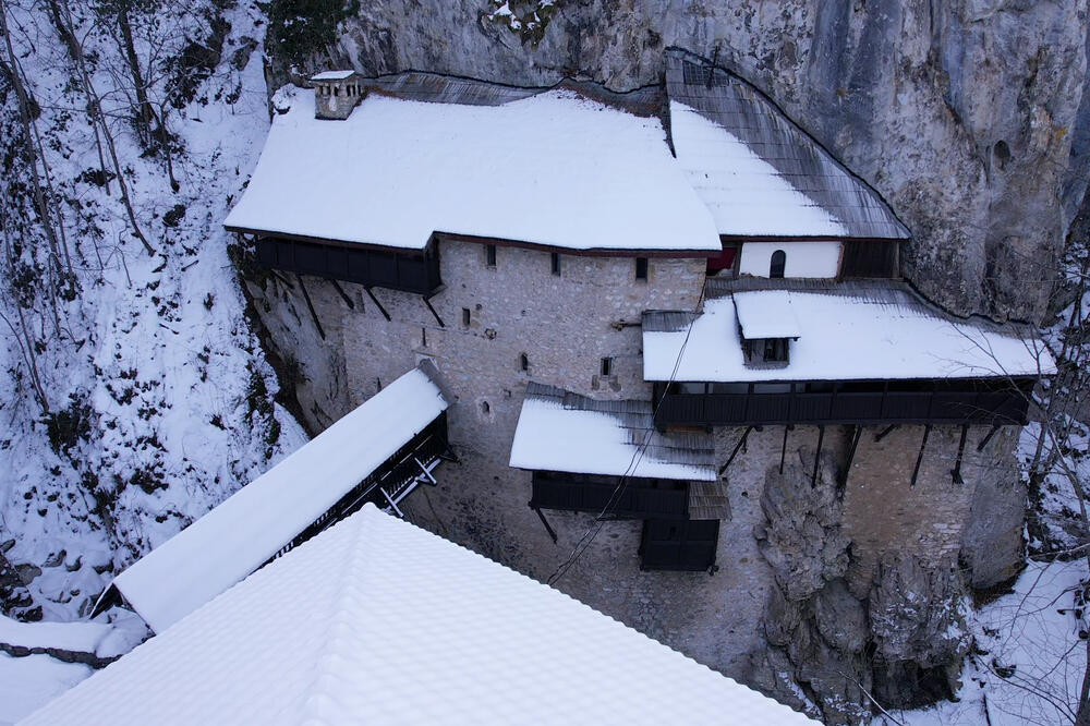 Ovaj manastir u Srbiji posećuju i muslimani: Poznat je po isceliteljskim čudima, nalazi se uz samu liticu (FOTO)