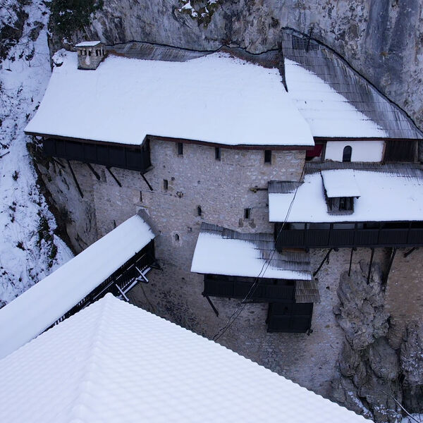 Ovaj manastir u Srbiji posećuju i muslimani: Poznat je po isceliteljskim čudima, nalazi se uz samu liticu (FOTO)