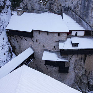 Ovaj manastir u Srbiji posećuju i muslimani: Poznat je po isceliteljskim čudima, nalazi se uz samu liticu (FOTO)
