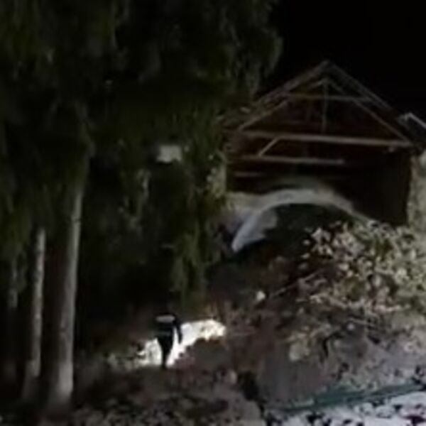 SRUŠIO SE TORANJ CRKVE STAR POLA MILENIJUMA: Povređena policajka, pričinjena OGROMNA ŠTETA (VIDEO)