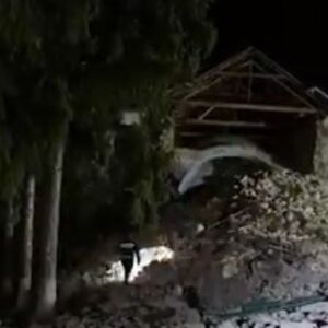 SRUŠIO SE TORANJ CRKVE STAR POLA MILENIJUMA: Povređena policajka, pričinjena OGROMNA ŠTETA (VIDEO)