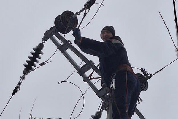 "Prekrstimo se pre nego što se popnemo" Jovan je elektro-monter heroj iz ledenog talasa - kapa dole (FOTO)