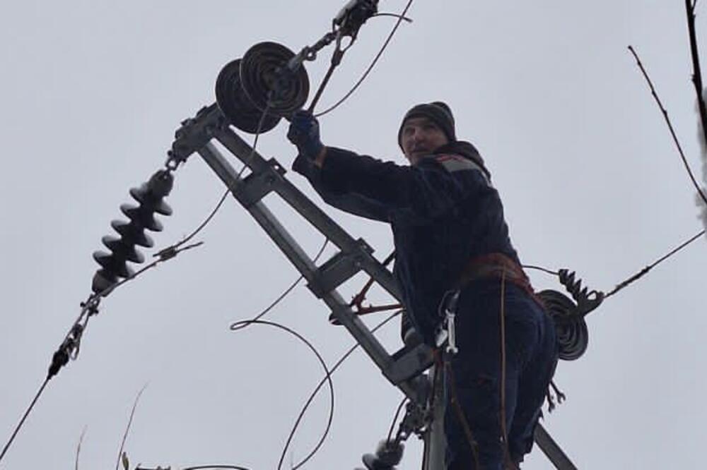 "Prekrstimo se pre nego što se popnemo" Jovan je elektro-monter heroj iz ledenog talasa - kapa dole (FOTO)