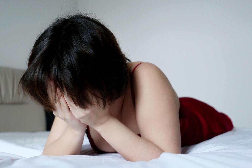 DEČKU PRUŽILA UŽITAK, ON DOŽIVEO VRHUNAC, A ONDA... Devojka (18) skroz OTEKLA - lekar saopštio ŠOK DIJAGNOZU