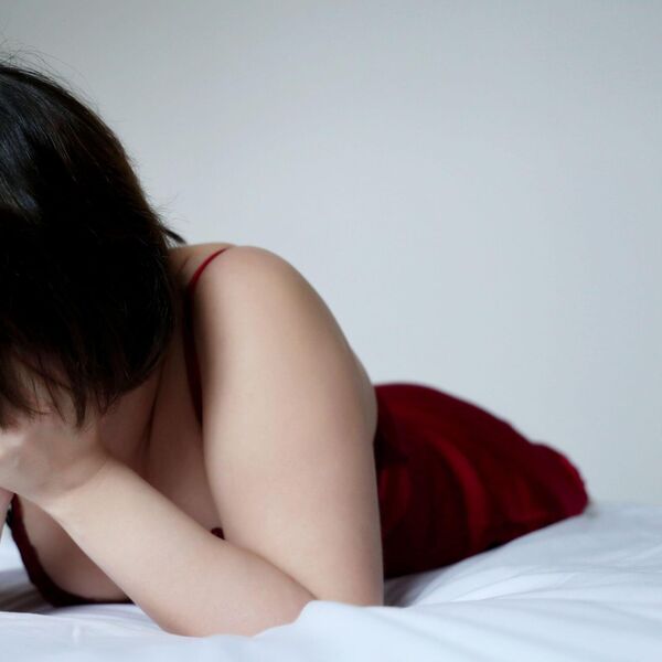 Žena (60) spavala sa mlađim muškarcima, pa se gorko pokajala! Posle intimnog odnosa doživela najgore, pojeo je sram