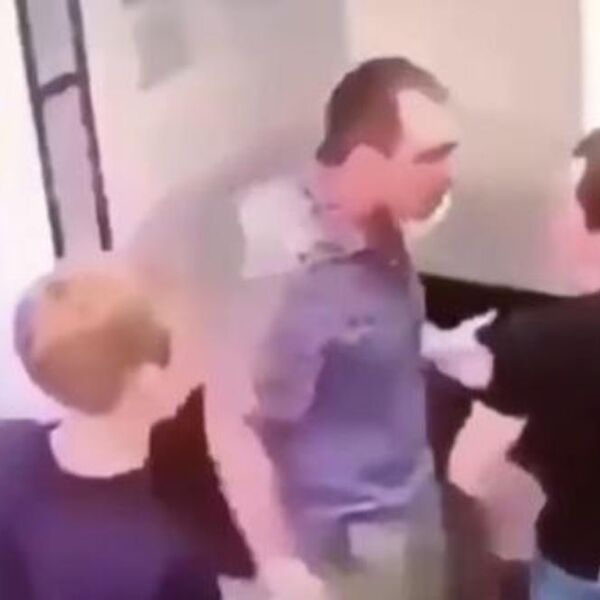 (VIDEO) GORILA SE UNEO SITNIJEM MOMKU U LICE I SPREMAO SE DA GA UDARI: A onda je usledila MUNJA! OVO JE BRUTALNO