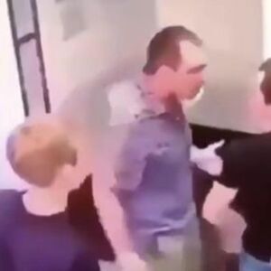 GORILA SE UNEO MOMKU U LICE I SPREMAO SE DA GA UDARI: A onda je usledila MUNJA! I to kakva! (VIDEO)