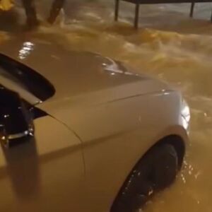 Besna oluja pustoši Hrvatsku: Vozila pod vodom, uraganski vetar nosi sve pred sobom (VIDEO)