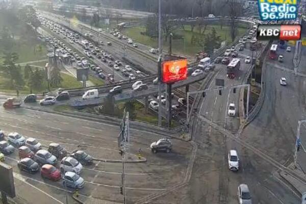ŠTA SE OVO DEŠAVA U BEOGRADU OD JUTROS?! Neobična situacija u saobraćaju, NA OVO NISMO NAVIKLI! (FOTO)
