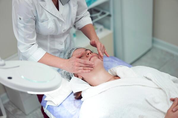 SKANDALČINA U BUGARSKOJ! Ubacili skrivenu kameru u salon za lepote pa snimali DEVOJČICICE, sve PRENOSILI UŽIVO