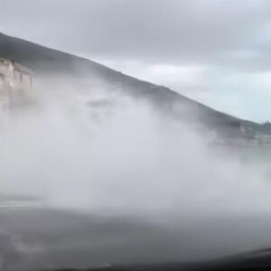 Vetar tuče preko 130 na sat, talasi visine prosečne zgrade: Horor oluja razbija Hrvatsku, snimci su jezivi (VIDEO)