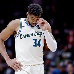 Tresla se gora, rodio se miš! Janis Adetokumbo ne ide iz Milvoki Baksa!