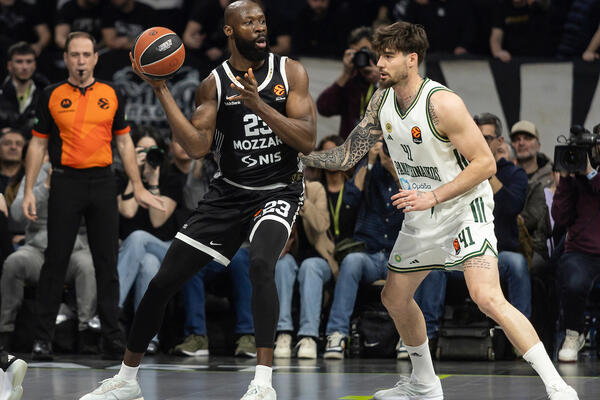 Pre četiri dana srušio Panatinaikos, a sada iz prvih redova bodri Partizan protiv "zelenih" (Foto)