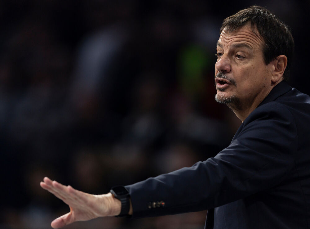 Ergin Ataman na utakmici Partizana i Panatinaikosa u sezoni 2025/26 Evrolige