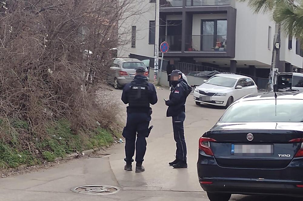 KOMŠIJE SE U KALUĐERICI POSVAĐALE NA MRTVO IME: Sevali noževi u stanu, ubadali se gde su stigli!