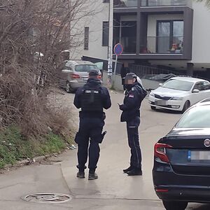 KOMŠIJE SE U KALUĐERICI POSLVAĐALE NE MRTVO IME: Sevali noževi u stanu, ubadali se gde su stigli!