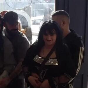 STARIJU TETU UHVATIO U SENDVIČ! Prljavi ples emitovan na Pinku, PRIBIO JE UZ SEBE, pa ruku spustio na...