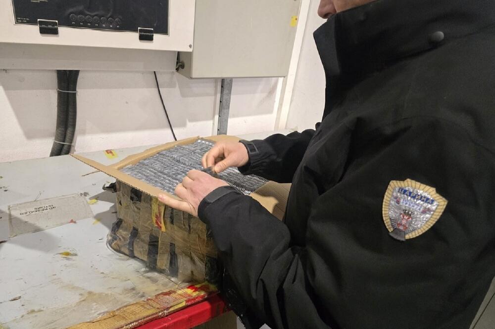 PRETRESLI MAGACIN KURIRSKE SLUŽBE U BEOGRADU, PA SE IZBEZUMILI! Pa da li je MOGUĆE da je OVO NAĐENO u POŠILJKAMA?