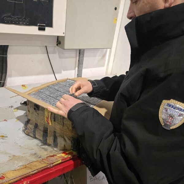 PRETRESLI MAGACIN KURIRSKE SLUŽBE U BEOGRADU, PA SE IZBEZUMILI! Pa da li je MOGUĆE da je OVO NAĐENO u POŠILJKAMA?