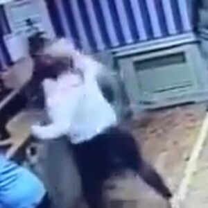 PRONAŠLA MUŽA U KLADIONICI, NABOLA GA GLAVOM PA UNAKAZILA PESNICAMA: Stravičan snimak šokira do skoske! (VIDEO)