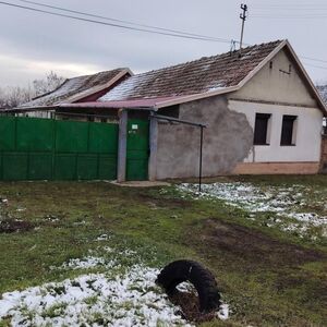 "BEŽI IZ NJE AKO TI JE ŽIVOT MIO": Objavio da prodaje straćaru, a cena koju traži razbesnela Srbe