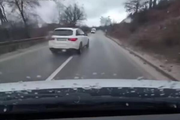 BAHATA VOŽNJA NA BOROVOJ GLAVI: Umalo izbegnuta teška nesreća, jesi li ti čoveče normalan? (VIDEO)