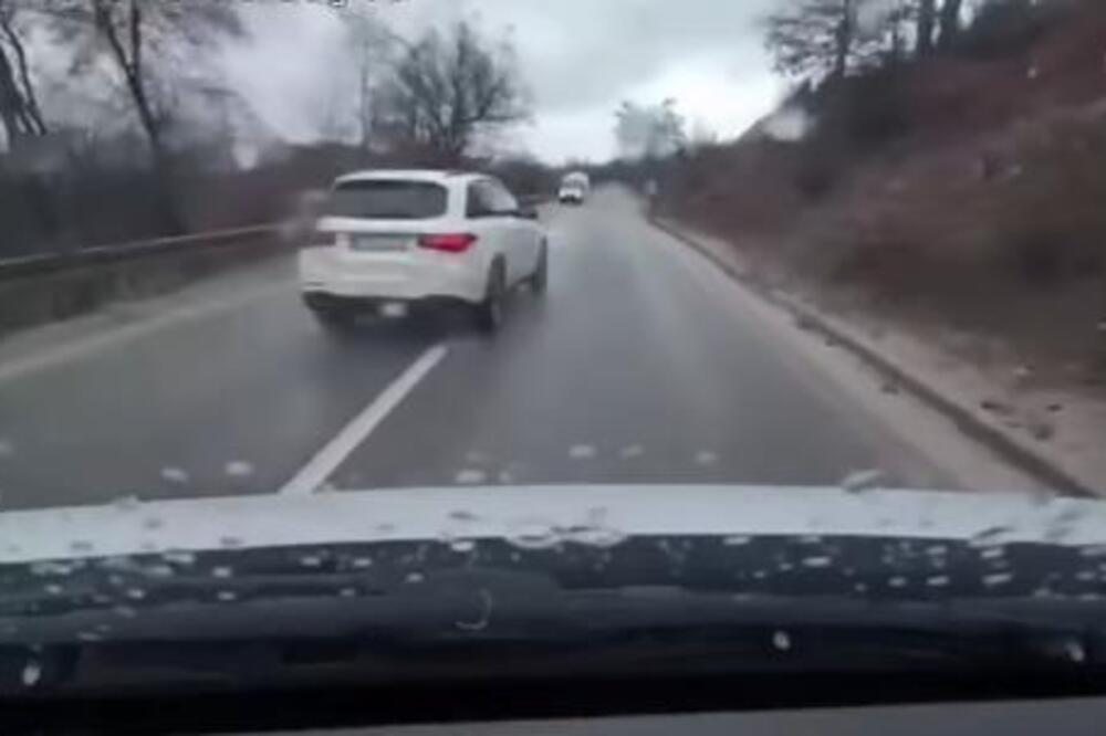 BAHATA VOŽNJA NA BOROVOJ GLAVI: Umalo izbegnuta teška nesreća, jesi li ti čoveče normalan? (VIDEO)