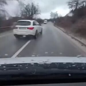 BAHATA VOŽNJA NA BOROVOJ GLAVI: Umalo izbegnuta teška nesreća, jesi li ti čoveče normalan? (VIDEO)