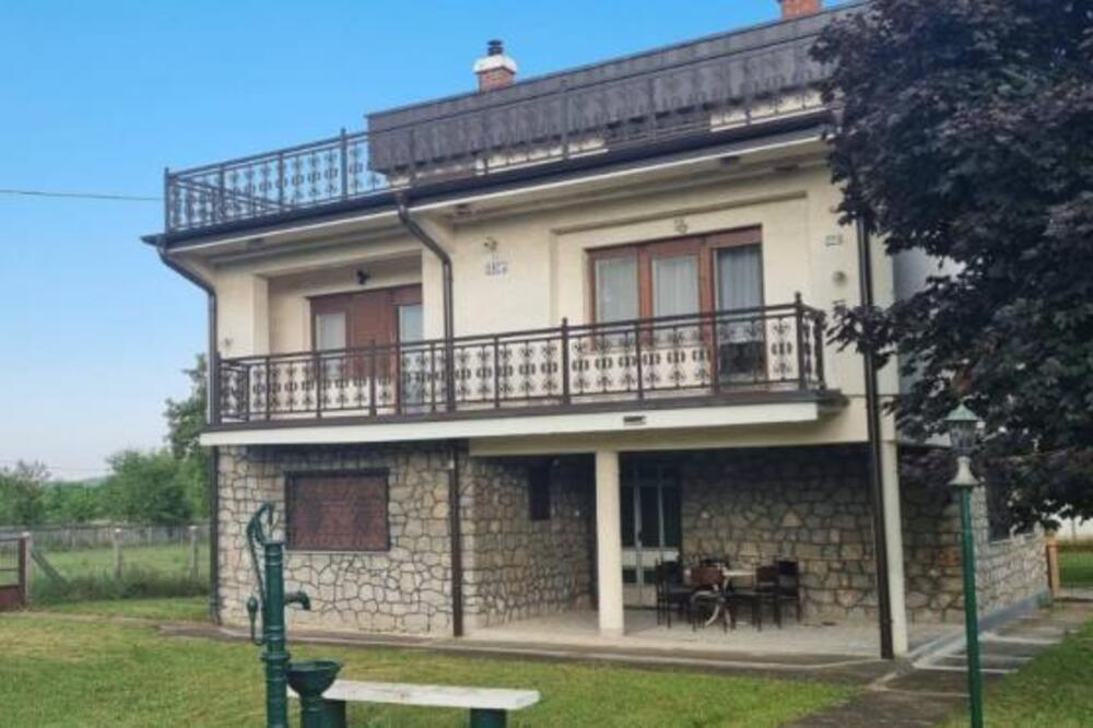 290 kvadrata kuće s pogledom po ceni od 89.000 evra: Blizu Beograda, a ima 8 soba, gas i kapiju sa 2 lava! (FOTO)