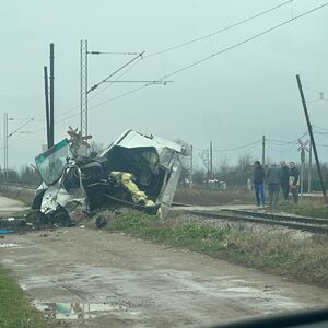 KOMBI NA KOJI JE NALETEO VOZ SMRSKAN I PREPOLOVLJEN! Vozač preminuo u bolnici, jeziv PRIZOR nesreće kod Čačka