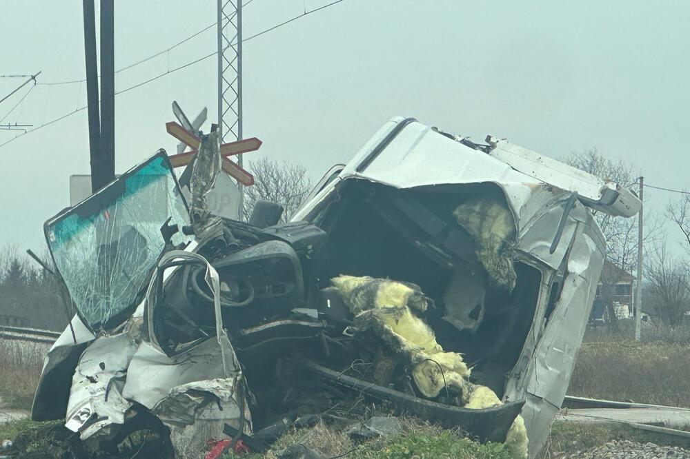 KOMBI NA KOJI JE NALETEO VOZ SMRSKAN I PREPOLOVLJEN! Vozač preminuo u bolnici, jeziv PRIZOR nesreće kod Čačka