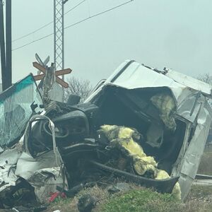 KOMBI NA KOJI JE NALETEO VOZ SMRSKAN I PREPOLOVLJEN! Vozač preminuo u bolnici, jeziv PRIZOR nesreće kod Čačka