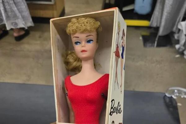 Kupila Barbiku iz 1960-ih u second hand radnji za 9 evra, pa saznala koliko vredi: Na aukciji zaradila masne pare!