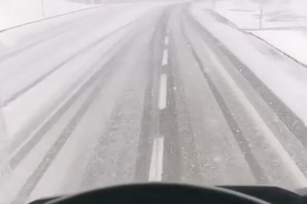 Sneg pada kao lud, vozači budite oprezni: Prvi snimak sa puteva - zabeleo se i ovaj deo Srbije (VIDEO)