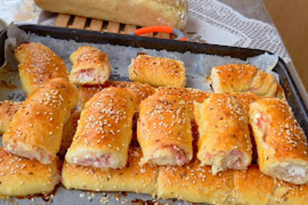 Jednostavno i hrskavo pecivo sa šunkom i sirom: Jedan pleh biće malo, a pekara vam više neće pasti na pamet