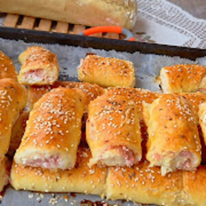 Jednostavno i hrskavo pecivo sa šunkom i sirom: Jedan pleh biće malo, a pekara vam više neće pasti na pamet