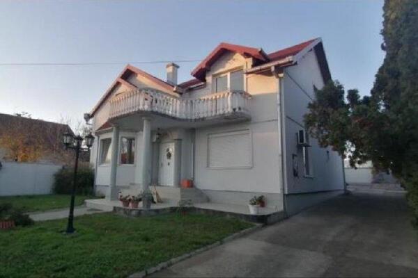 Prodaje se kuća koja izgleda kao najluksuznija vila blizu Bg: U dvorištu letnjikovac, zidni roštilj, a to nije sve!