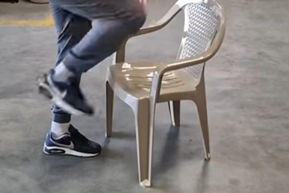 SAMO ZA SIROTINJU? NE VIŠE! Plastične stolice koje svaki Srbin ima postale hit zbog HOT MACANA - bogataši ih KUPUJU