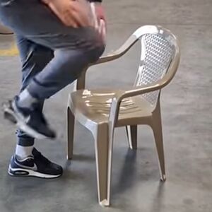 SAMO ZA SIROTINJU? NE VIŠE! Plastične stolice koje svaki Srbin ima postale hit zbog HOT MACANA - bogataši ih KUPUJU