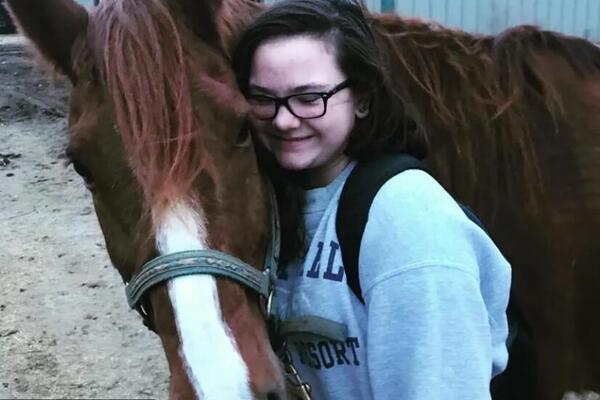 Ćerka poznatog političara brutalno ubijena! Izbodeno telo pronašli u stanu, a pored njega ležao i...