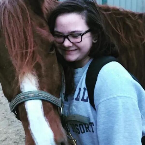 Ćerka poznatog političara brutalno ubijena! Izbodeno telo pronašli u stanu, a pored njega ležao i...