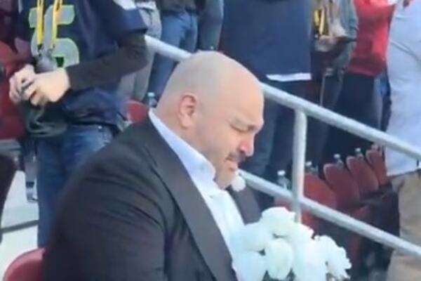 KAŽU DA JE PROPAO KAO ŽETON! Glumac uhvaćen na tribinama kako plače i utučen sedi sam - istina o snimku koji kruži