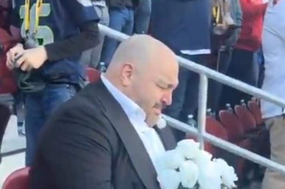 KAŽU DA JE PROPAO KAO ŽETON! Glumac uhvaćen na tribinama kako plače i utučen sedi sam - istina o snimku koji kruži