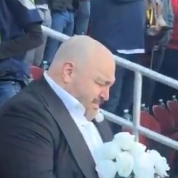 KAŽU DA JE PROPAO KAO ŽETON! Glumac uhvaćen na tribinama kako plače i utučen sedi sam - istina o snimku koji kruži