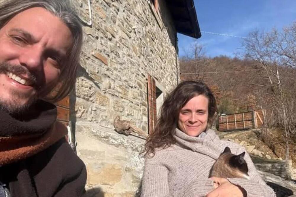 Valentina i Kristijan naišli na napuštenu kuću iz 1800. godine! Kad su videli šta se krije u šumi ostali su u šoku