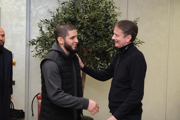 OD DAGESTANA DO SRBIJE! Habibov naslednik sleteo u Beograd &ndash; ministar ga dočekao, VELIKI SU PRIJATELJI