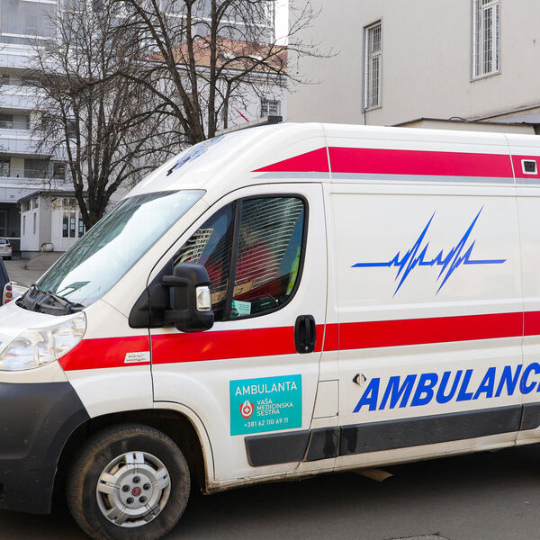 Užas u Zrenjaninu: Taksista tokom vožnje doživeo infarkt, izazvao nesreću, pa udario u banderu