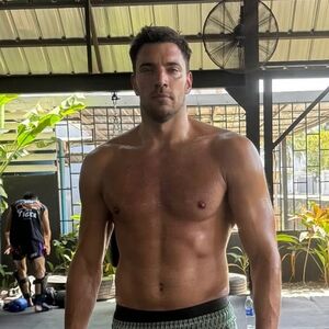 VLADA JE POKAZAO SVOJE ZVERSKO TELO: Govorili da je najlepši Srbin, sad je u braku sa lepoticom iz Latinske Amerike